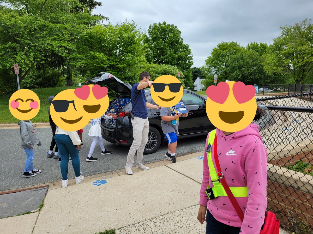 Sharieloveslife's tweet photo. A big start to our own food pantry! I l❤️ve how our students help, I think it's important for them to be part of the Community School process. Work somewhere that would want to be a partner or sister school to help us sustain? LMK! #Dalyes @MCPSCommunityS1 @DalyESPrincipal https://t.co/L9O2izKCzd