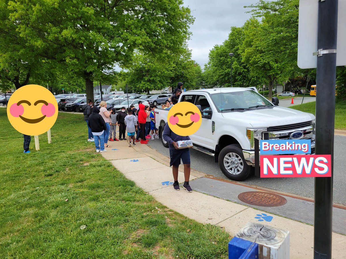 Sharieloveslife's tweet photo. A big start to our own food pantry! I l❤️ve how our students help, I think it's important for them to be part of the Community School process. Work somewhere that would want to be a partner or sister school to help us sustain? LMK! #Dalyes @MCPSCommunityS1 @DalyESPrincipal https://t.co/L9O2izKCzd
