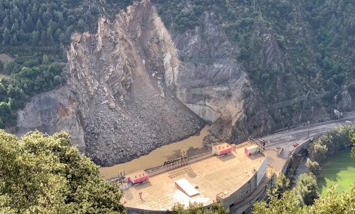 Andorra_RI's tweet photo. ⛰️El projecte #Mompa monitoritza les deformacions del terreny a partir de la tècnica SAR. Demà presentem el resultat de l’estudi fet a la Portalada, arran del despreniment ocorregut davant el Punt de Trobada l’estiu del 2019
ℹ️ https://t.co/HWN4WoVA9t https://t.co/964nELK3D4