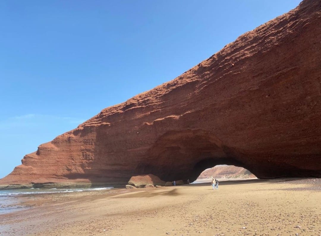Otra de las maravillas de Marruecos...playa de Legzira🧡☀️🌊 #viajesconencanto #costaatlántica #legzirabeach #arcodepiedra #marruecosauténtico #moroccotrip #playa #calm #relaxtime #viajeatumedida #experience #moroccoholidays #HAIMAEXPERIENCE