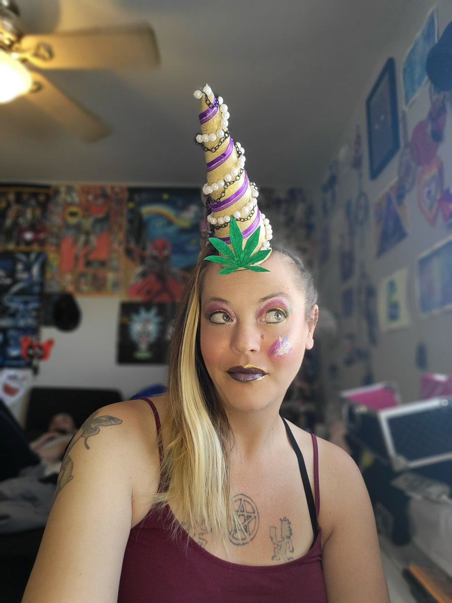JestaTip's tweet photo. Having some fun with makeup & crafts today!
I'm a marijuana-corn! π€£π¦
Horn by me
Makeup by me
Flower from @NativeRoots303
#JestaTip #MakeupAmateur #DragJester #MakeupAndCostumes #MOTD #ColoradoChick https://t.co/gDCPTSHKTS
