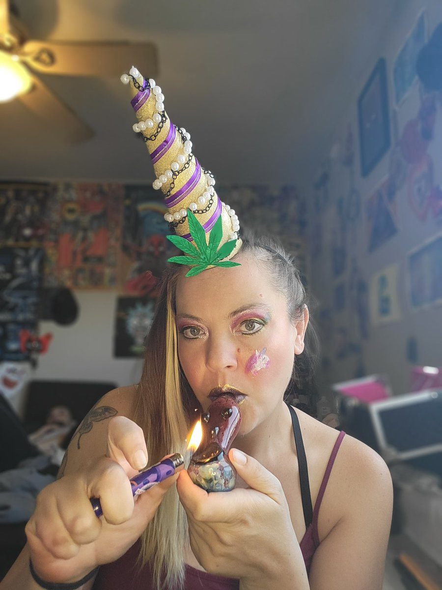 JestaTip's tweet photo. Having some fun with makeup & crafts today!
I'm a marijuana-corn! π€£π¦
Horn by me
Makeup by me
Flower from @NativeRoots303
#JestaTip #MakeupAmateur #DragJester #MakeupAndCostumes #MOTD #ColoradoChick https://t.co/gDCPTSHKTS
