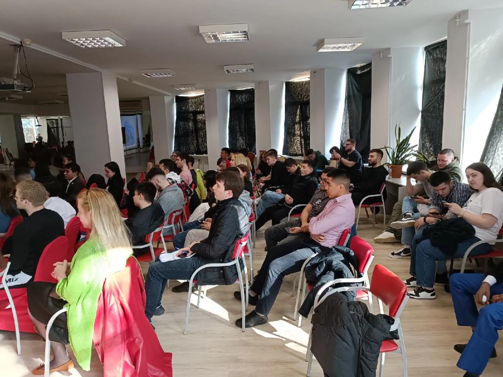 В конце апреля заехал в гости к Всероссийскому межнациональному союзу молодёжи. В рамках профилактической работы по борьбе с экстремизмом рассказал о фейках, психологических диверсиях и распространении деструктивных картин мира с помощью медиа.