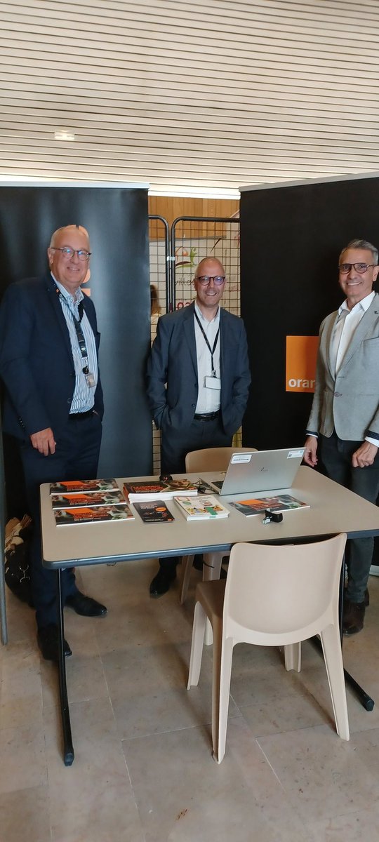 DjamelBoufime's tweet photo. La délégation régionale NPDC d'@OrangeHDF aux côtés des DGS lors de leur congrès @villeanzin. #transfonumerique #citoyens #usages #securite #attractivité #deveco https://t.co/fcoHnb5Ajz
