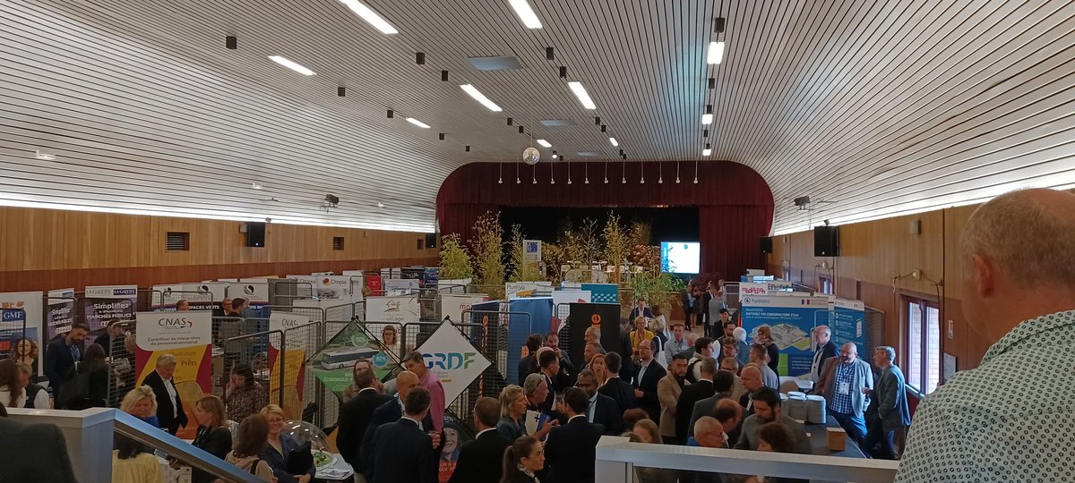 DjamelBoufime's tweet photo. La délégation régionale NPDC d'@OrangeHDF aux côtés des DGS lors de leur congrès @villeanzin. #transfonumerique #citoyens #usages #securite #attractivité #deveco https://t.co/fcoHnb5Ajz