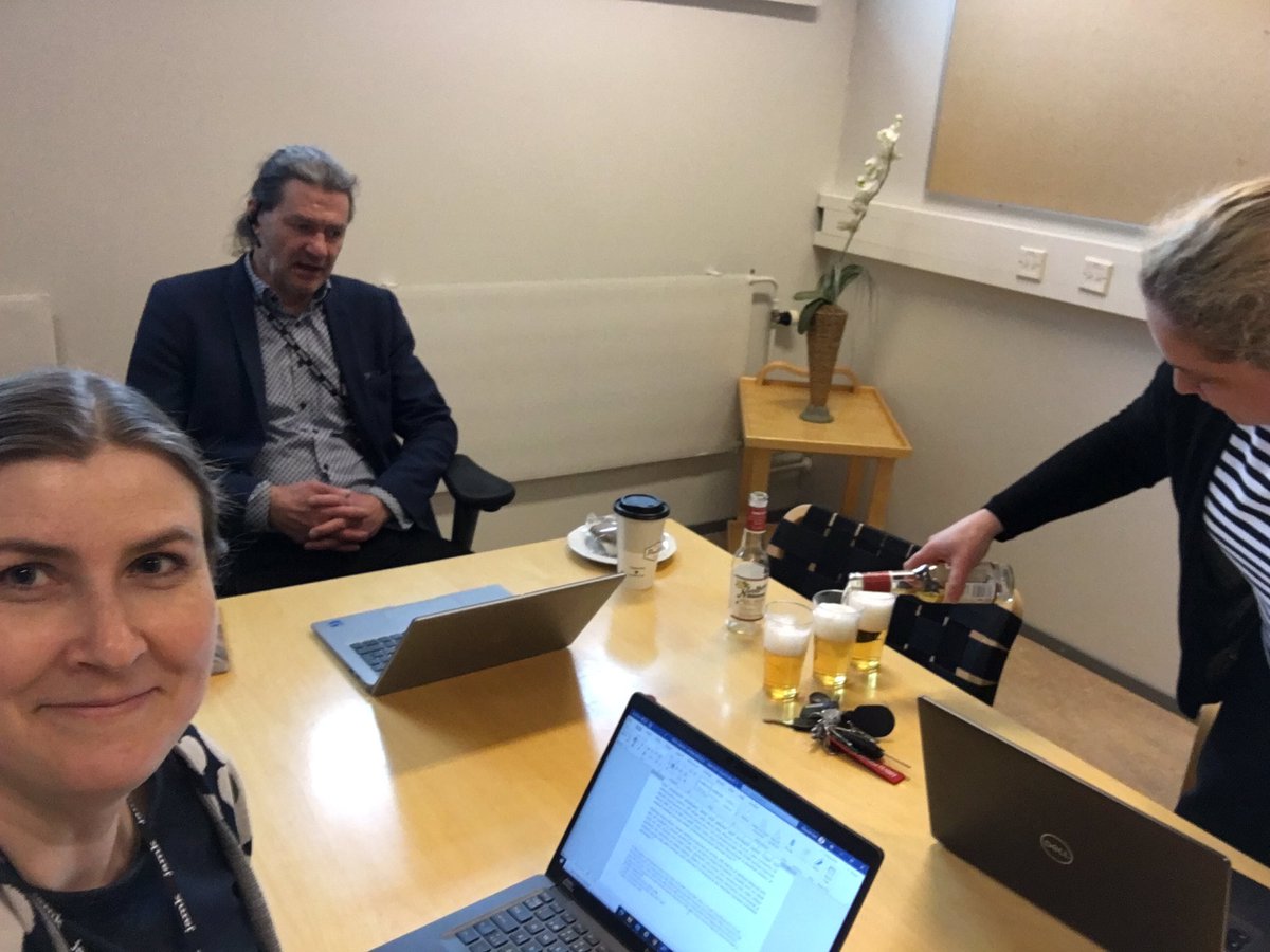 katrisii's tweet photo. Viime vuonna jäi kiireessä kippistelemättä monta merkittävää hetkeä ja päivää. Tänään @RantalaMaria hoksasi, että on juuri oikea hetki nostaa maljaa historiallisesti merkittävän päivän ja @likesfi historiikin rajapyykkien kunniaksi. Juhlahetki arkeen 🥂 #historiikki #Nato https://t.co/vKujDQeVSu