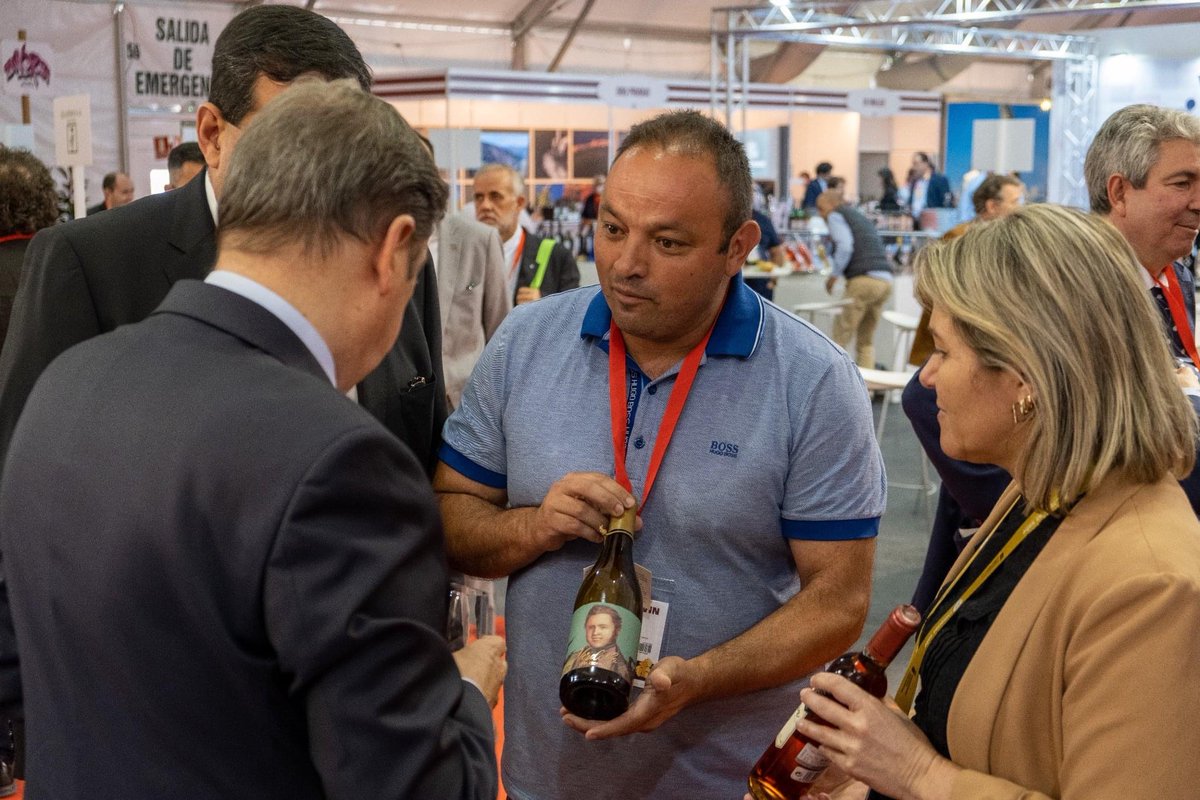 doelhierro's tweet photo. #ACTUALIDAD | #Fenavin2022, uno de los escaparates más importantes para la promoción de nuestros vinos de #ElHierro.

Por el stand de #IslasCanarias ha pasado el Ministro de Agricultura, Pesca y Alimentación, Luis Planas, interesándose por los vinos del archipiélago. https://t.co/GXqUi6PE3k