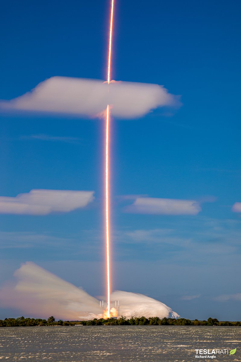 RDAnglePhoto's tweet photo. The #Falcon9 just out here doing its thing. This booster on its 6th launch, which not too long ago was crazy and now we have multiple boosters at 12 launches. #SpaceX 

📸 for @Teslarati https://t.co/FbK2yxJcRg