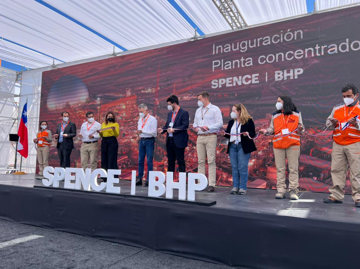 Esta Planta representa un importante avance en los 3 grandes desafíos de la industria minera: incorporación femenina, mejoras en estándares medioambiental, y productividad. Cuenta con un 36% de mujeres, 100% energías renovables y agua desalada, y una inversión de $3.200 millones.