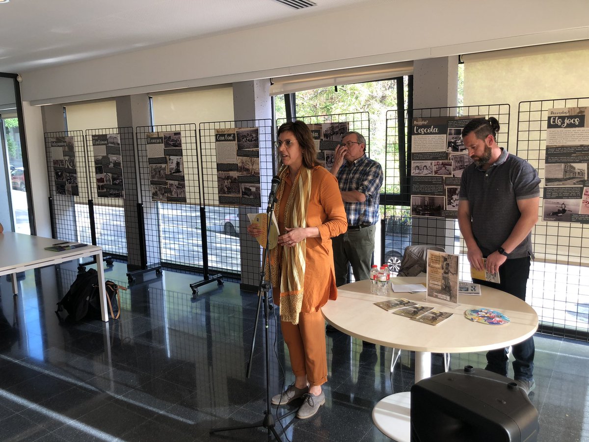 ajmanresa's tweet photo. 👉 És fruit del projecte “Recordes?” del Pla de Desenvolupament Comunitari i rep el suport de l’Ajuntament
🗣️ Presenten la regidora @nuria_masgrau; el president de la #FAVM, @erro_toni, l'autor del llibre, Francesc Comas, i representants de l'Associació de Veïns https://t.co/lrczuzyehB