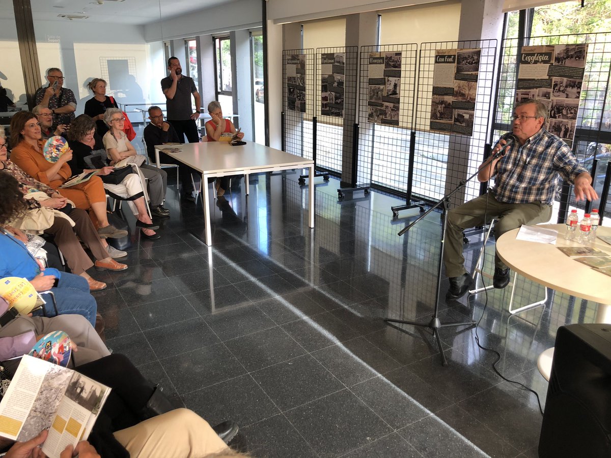 ajmanresa's tweet photo. 👉 És fruit del projecte “Recordes?” del Pla de Desenvolupament Comunitari i rep el suport de l’Ajuntament
🗣️ Presenten la regidora @nuria_masgrau; el president de la #FAVM, @erro_toni, l'autor del llibre, Francesc Comas, i representants de l'Associació de Veïns https://t.co/lrczuzyehB