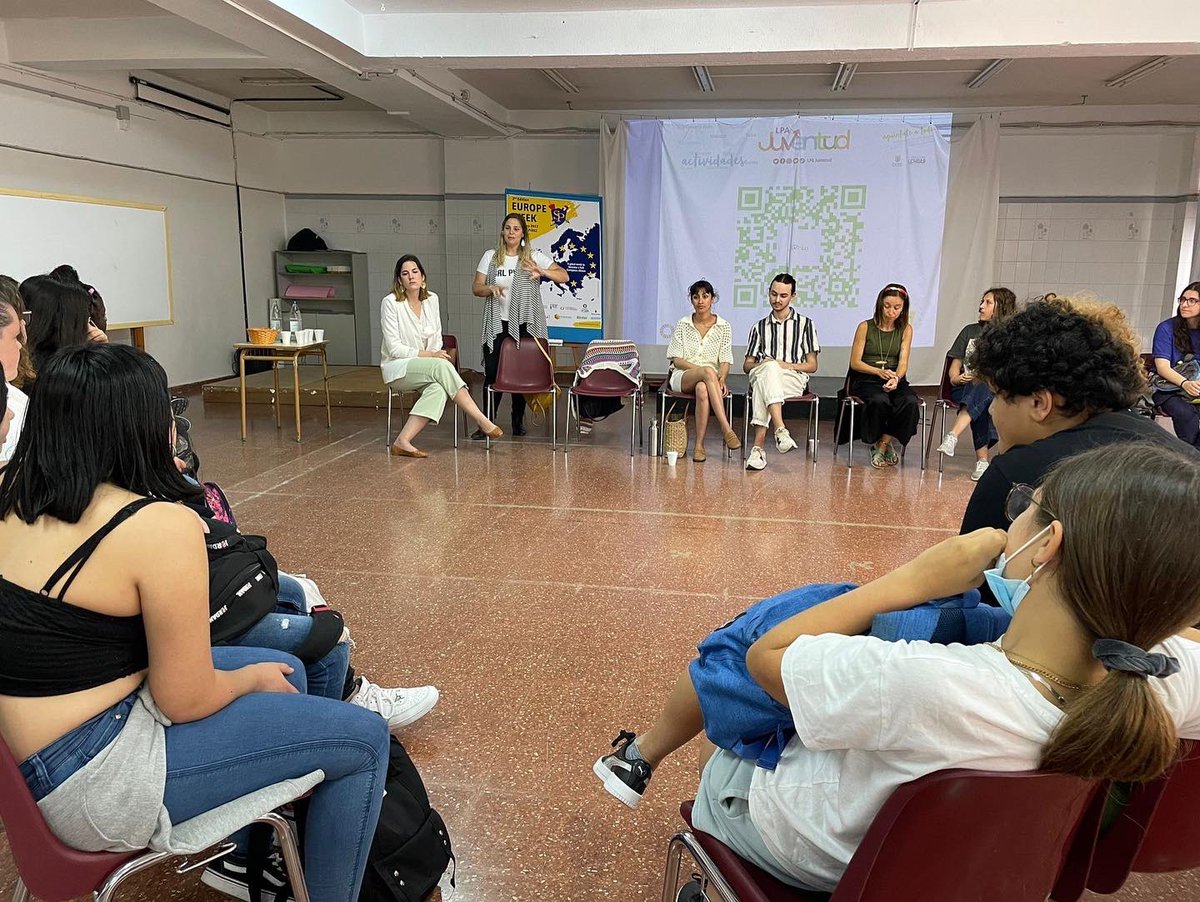 LPAJuventud's tweet photo. #ValueOfYOUTh
🗣Pues hoy nos fuimos al @IESSimonPerez con la gente del intercambio a que les contara al alumnado su experiencia y a seguir celebrando la #EuropeWeek2022🥳
#JuvenTUvalor
@mojodecana
@carlacampoamor
@AyuntamientoLPA
#LasPalmasdeGranCanaria https://t.co/JJvhudrRpN
