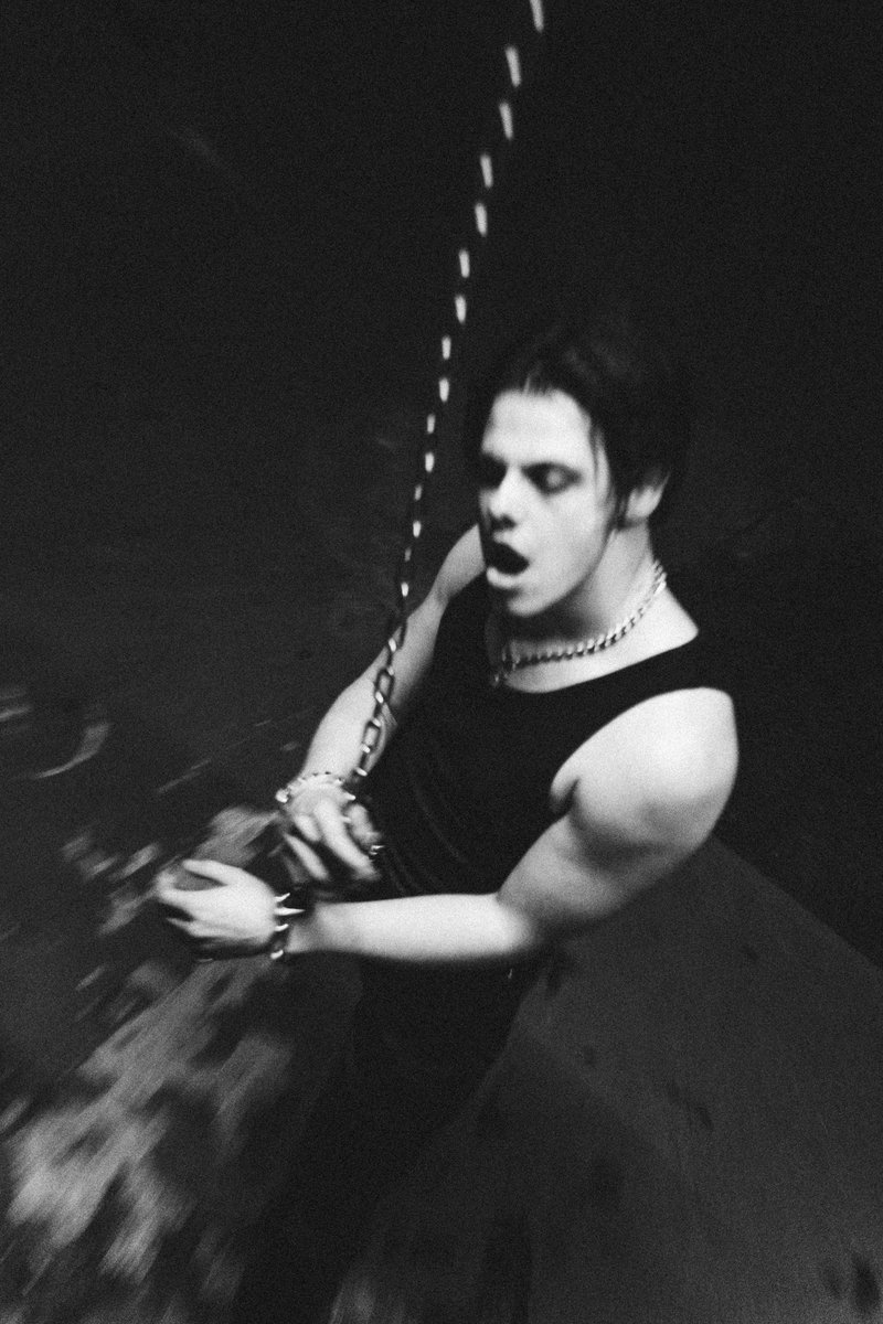yungblud's tweet photo. “faking” my way to the top, while all the others rot … 🖤☠️🖤 https://t.co/DKZRX3cWya