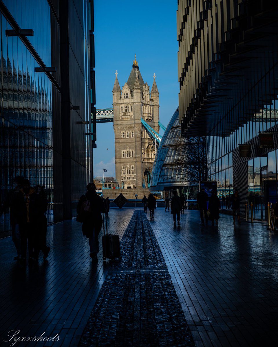 Syxxshoots's tweet photo. Every London street photographer has taken this shot. Here's my take .....

📷 Canon EOS R 
🔘 Lense 85mm 
⚙️ F/8.0

#canoneosr
#85mm
#lightroom 
#streetphotography 
#towerbridge https://t.co/ZR5H2ZuHxH