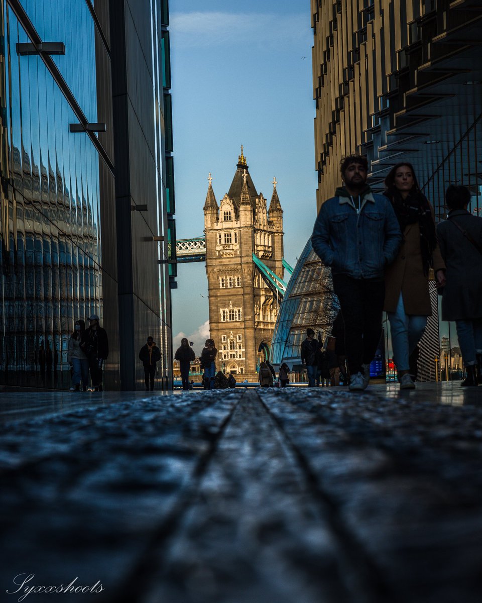 Syxxshoots's tweet photo. Every London street photographer has taken this shot. Here's my take .....

📷 Canon EOS R 
🔘 Lense 85mm 
⚙️ F/8.0

#canoneosr
#85mm
#lightroom 
#streetphotography 
#towerbridge https://t.co/ZR5H2ZuHxH