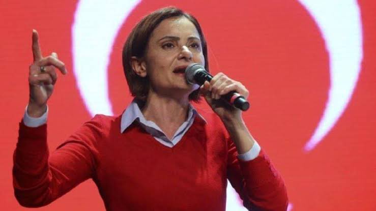 gulsunky's tweet photo. Kadın düşmanlarının en ünlüsü, bir kadının öncülüğünde İstanbul’u kaybetmeyi onuruna yediremedi. Aklınca yoldaki çakıltaşlarını temizliyor. O çakıltaşları midesine oturacak, gidişi, kadınların elinden olacak!
#Canancesurdur
#Cananbizimdir
#CananKaftancıoğluYalnızDeğildir https://t.co/oAGZqrj37M