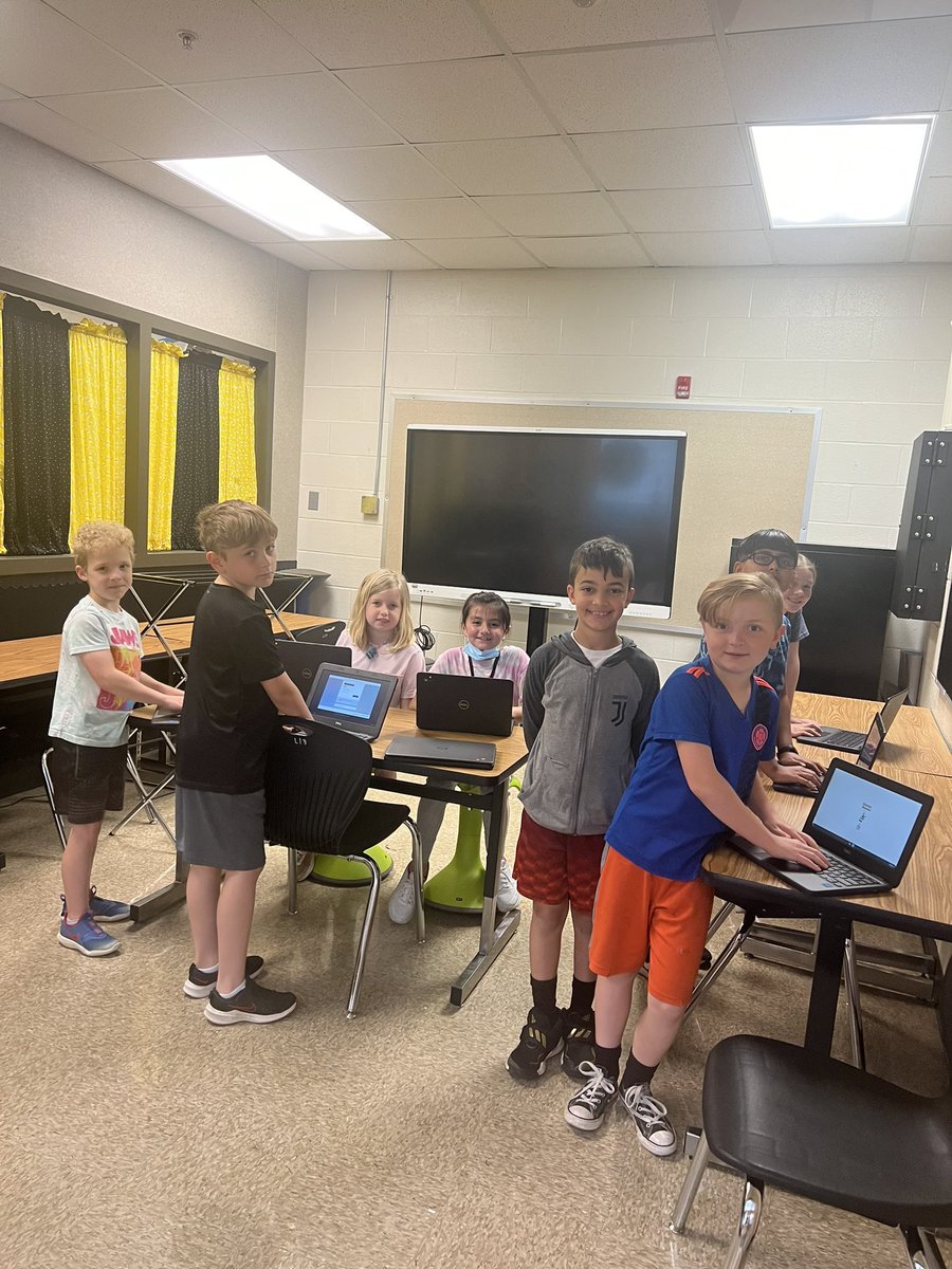 MrsCathyJackson's tweet photo. This #STT crew is the💣! When @BowenBees work together, they get the job done💥 #JCPSDigIn #StudentTechTeam @JCPSKY https://t.co/lQwaewfBS1