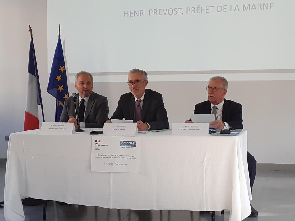 FTravail_GE's tweet image. [Retour sur] Sous l'égide du @Prefet51 une réunion s'est tenue hier à Vitry le François sur le thème "Recruter par les compétences pour réduire les tensions de #Recrutement". Le sujet de la marque employeur était aussi au cœur des échanges.