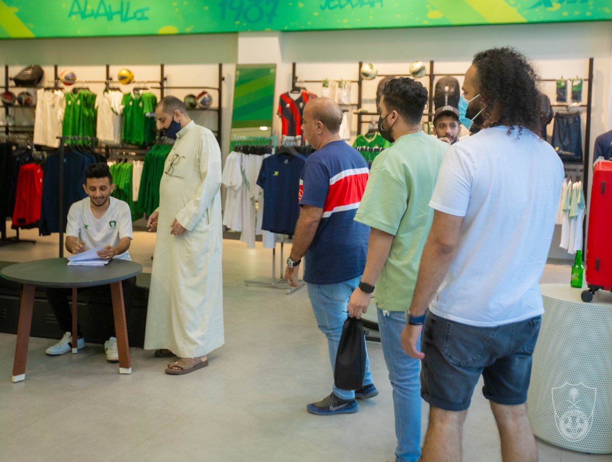 ALAHLI_FC's tweet photo. توافد جماهير #الأهلي للحصول على تذاكر مواجهة #الأهلي_أبها 📸 https://t.co/bG0UPLQpCZ
