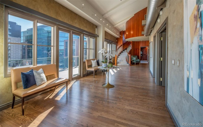 DenverCondoShop's tweet photo. This New York-style penthouse at One Wynkoop Plaza has an elevator that opens directly into your unit! It also features three terraces with city and mountain views—a rare find. 💎 View the listing of 1735 19th Street #7B here.
https://t.co/M28pmeBuMe https://t.co/Ttqq7h5kXM