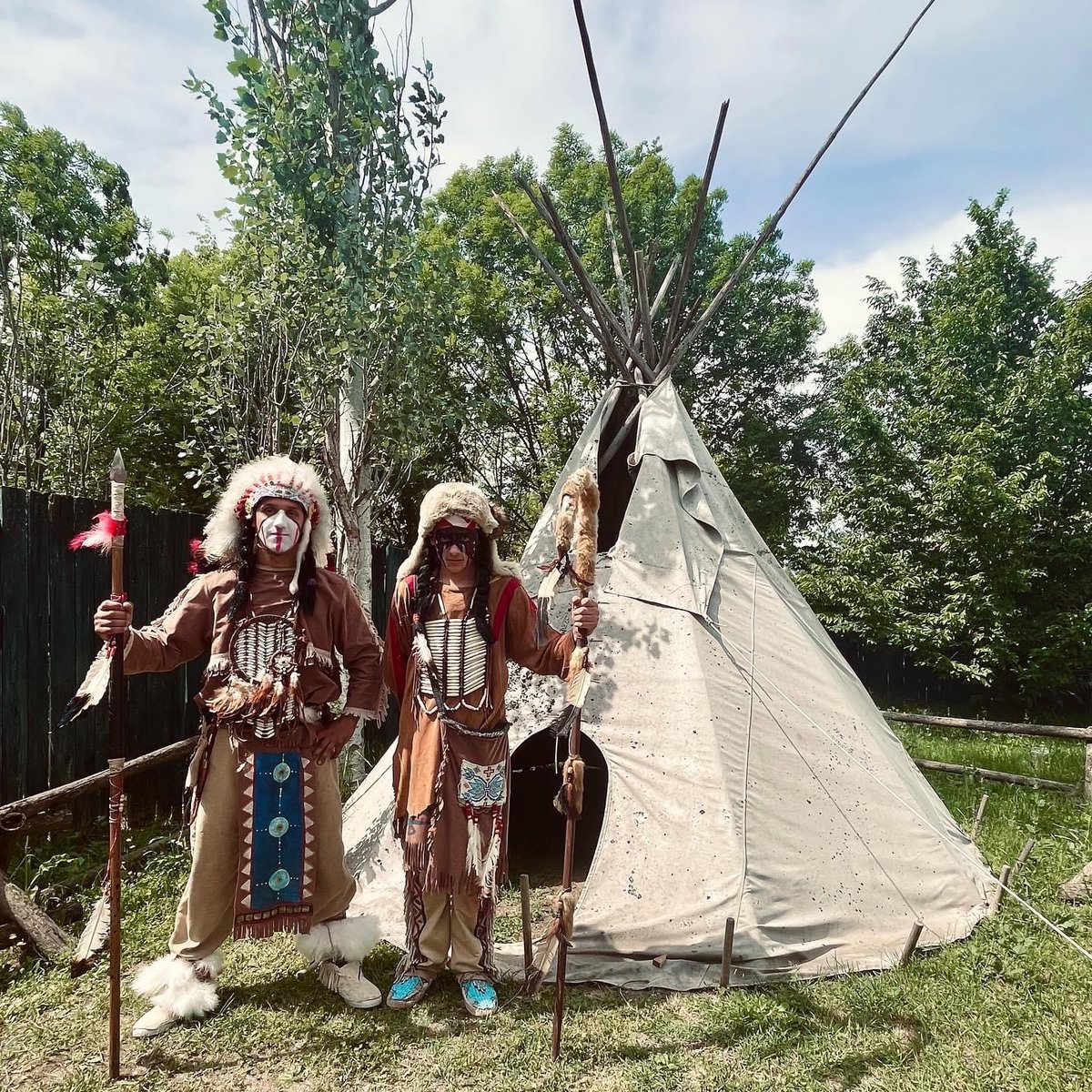 cowboyland's tweet photo. Amici di Cowboyland
venite a scoprire il mondo degli indiani d’America 🏜

Il nostro parco sarà aperto dalle 10 alle 18:30 nei weekend e nei festivi 🎢

Vi aspettiamo numerosi ❕ https://t.co/kXvE7hhGEF
