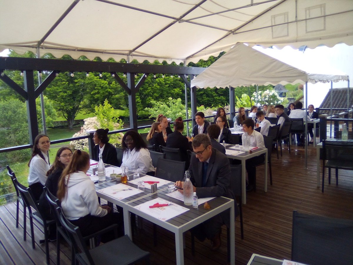 Aujourd'hui, sortie à Saint-yrieix-la-perche des élèves de la section anglais euro. 
Nos jeunes ont dégusté un "fisch and chips" et ont participé à un atelier cuisine anglaise et la réalisation d'excellents muffins.
Merci à Mme Durand et à M Portes pour cette belle initiative.
