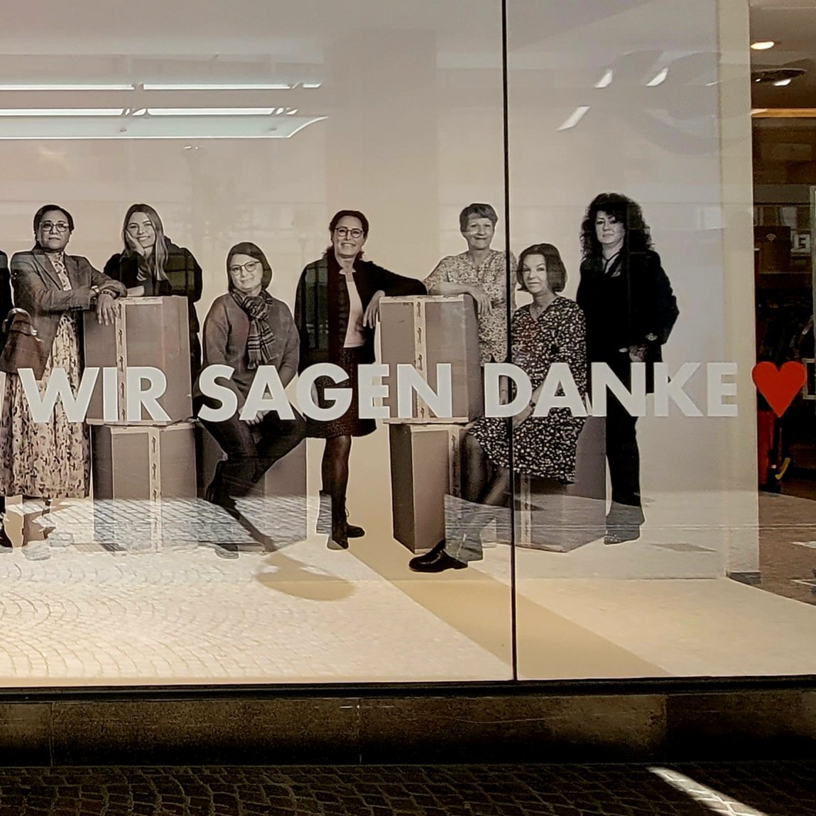 Ein #Räumungsverkauf muss nicht zwangsläufig billig und ramschig daherkommen. Unser Mandant verabschiedet sich in Würde. Er stellt seine #Mitarbeiter in den Fokus und bedankt sich bei seinen Kunden.

#fashionconsult #consulting #marketing #räumungsverkauf #geschäftsaufgabe