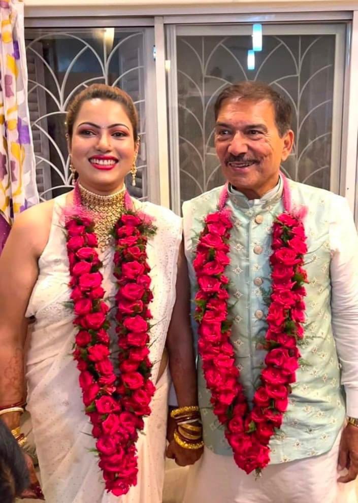 खबर : 66 वर्ष के क्रिकेटर अरुण लाल ने 38 वर्ष की महिला से शादी रचाई। एक शुभचिंतक ने अरुण लाल को सुहाग रात पे फोन लगाया दादा रनर चाहिए तो बताना 🤪🤪😎👹🤥