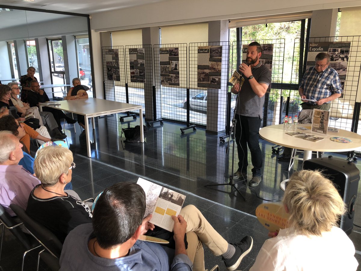 ajmanresa's tweet photo. 🗣 @erro_toni, president de la #FAVM, aplaudeix “aquest exercici de mirar enrere per saber qui som, i per continuar tirant endavant per seguir escrivint la història” https://t.co/u1wpSh40oG