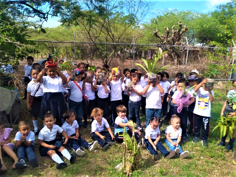 #Nicaragua #VictoriasDeLaPaz 
Centro escolar Lila Incer, realiza esta hermosa actividad: Una Planta Para Mamá.