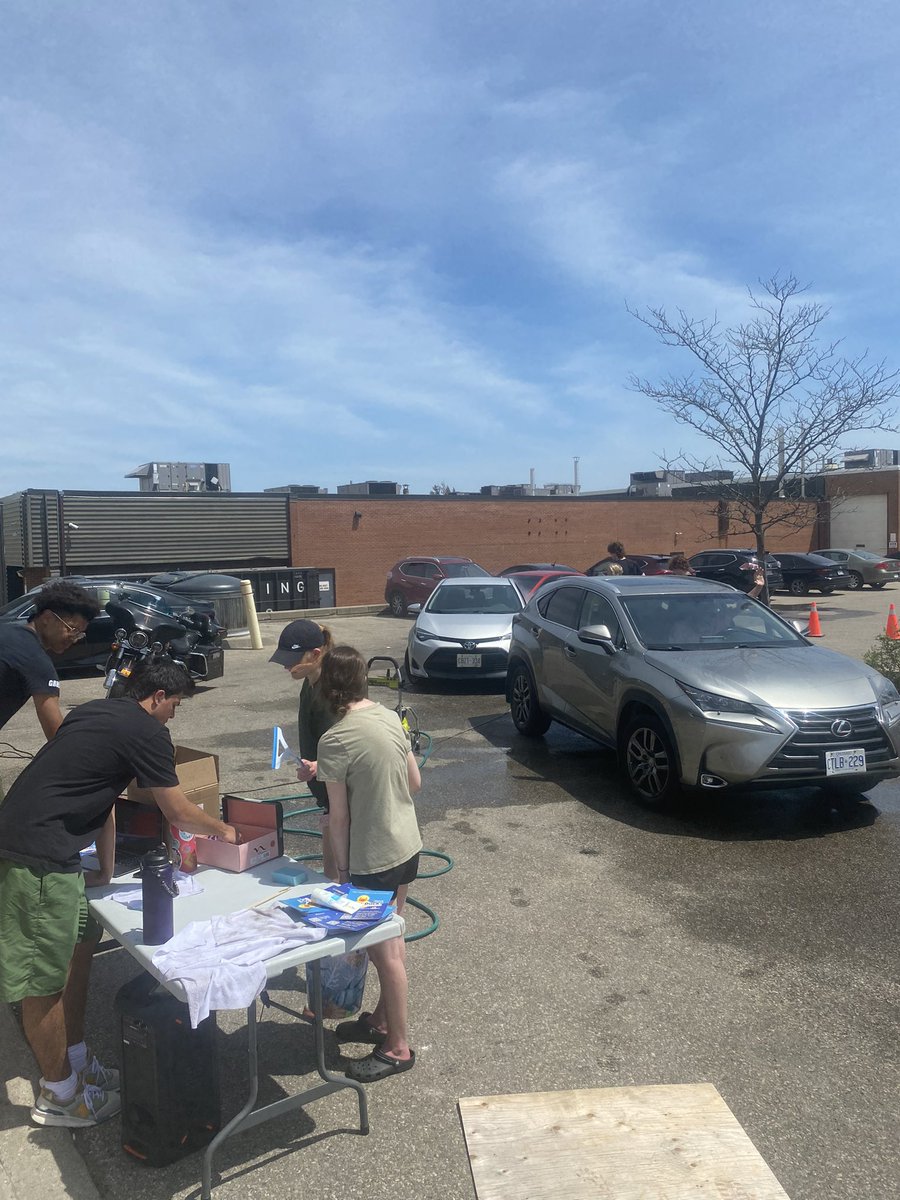 Supporting the Slitherin House from <a href="/beyond_borders1/">Beyond Borders</a> and their charity <a href="/Food4kidsGuelph/">Formerly Food4KidsGuelph</a> <a href="/kelseys/">kelseys</a> on Woodlawn!
Thanks for the car wash! And thanks <a href="/CamGuthrie/">Mayor Cam Guthrie</a> for supporting! #Guelph