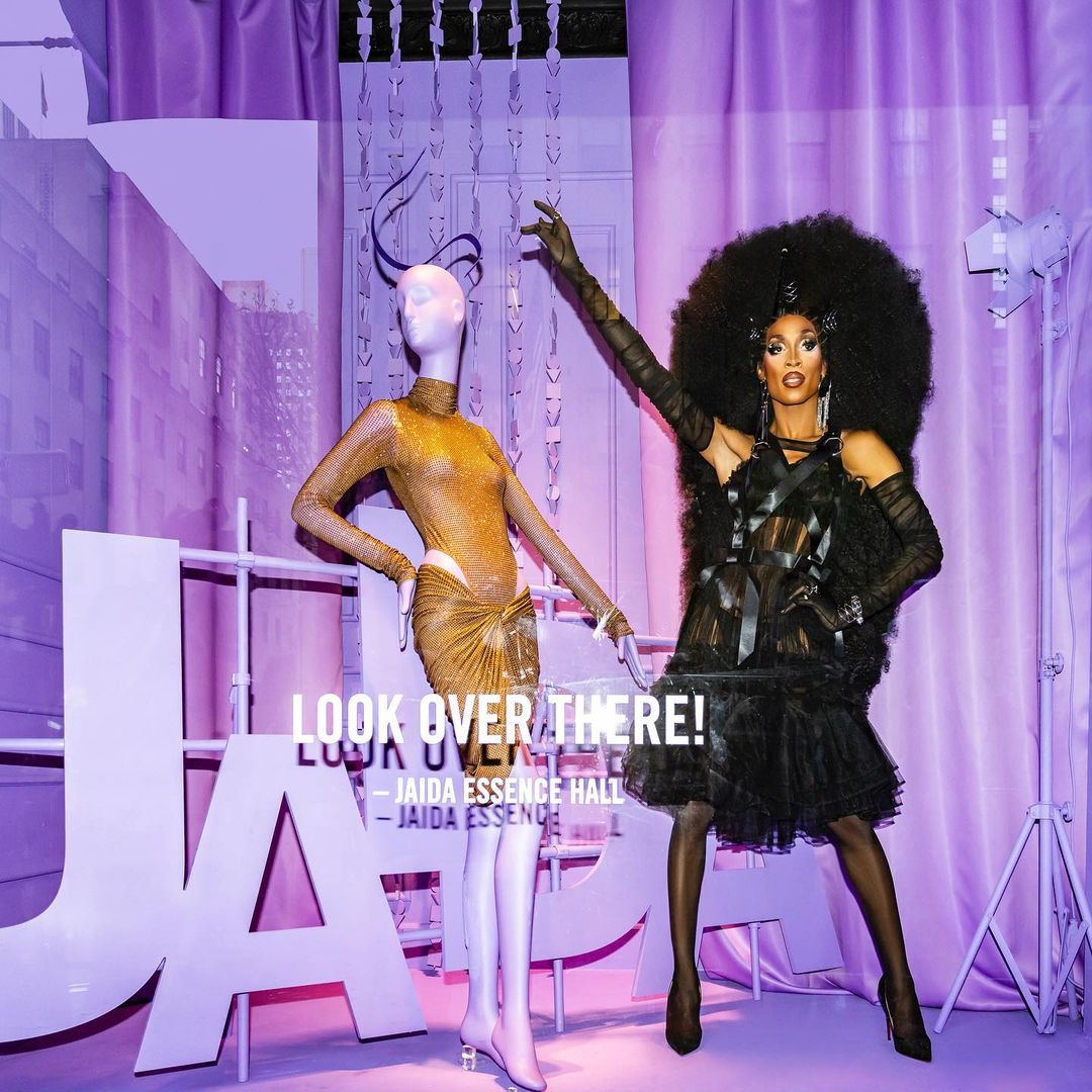Rumors_Ruviews's tweet photo. Cada uno de los escaparates ha sido diseñado expresamente para plasmar la personalidad y el carácter de las ganadoras que en unas semanas se batirán en duelo en la séptima edición de 'RuPaul's Drag Race All Stars' 💫 ¿Cuál de las ocho composiciones es vuestra favorita? https://t.co/Luq7e1oxI4