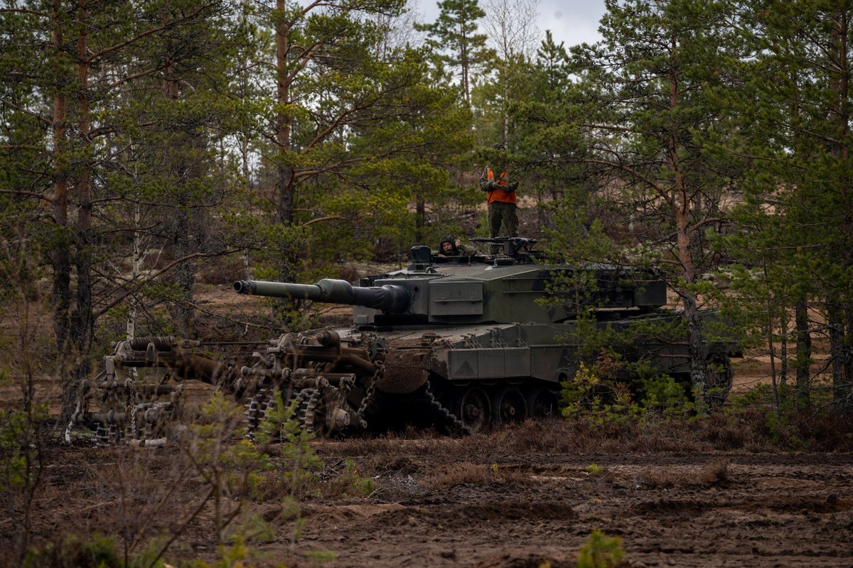 Maavoimat's tweet photo. Monikansallinen sotilasasiamiesjoukko seurasi lähietäisyydeltä #Arrow22 -hyökkäysammuntaa; miinanraivausta, vesistön ylitystä ja vaunujen tulitukea nähtiin Pohjankankaalla, kun panssarijääkärit hyökkäsivät. #maavoimat #pspr https://t.co/QiYEKAxiQV