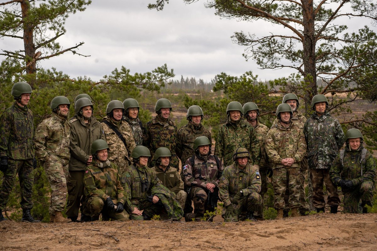 Maavoimat's tweet photo. Monikansallinen sotilasasiamiesjoukko seurasi lähietäisyydeltä #Arrow22 -hyökkäysammuntaa; miinanraivausta, vesistön ylitystä ja vaunujen tulitukea nähtiin Pohjankankaalla, kun panssarijääkärit hyökkäsivät. #maavoimat #pspr https://t.co/QiYEKAxiQV