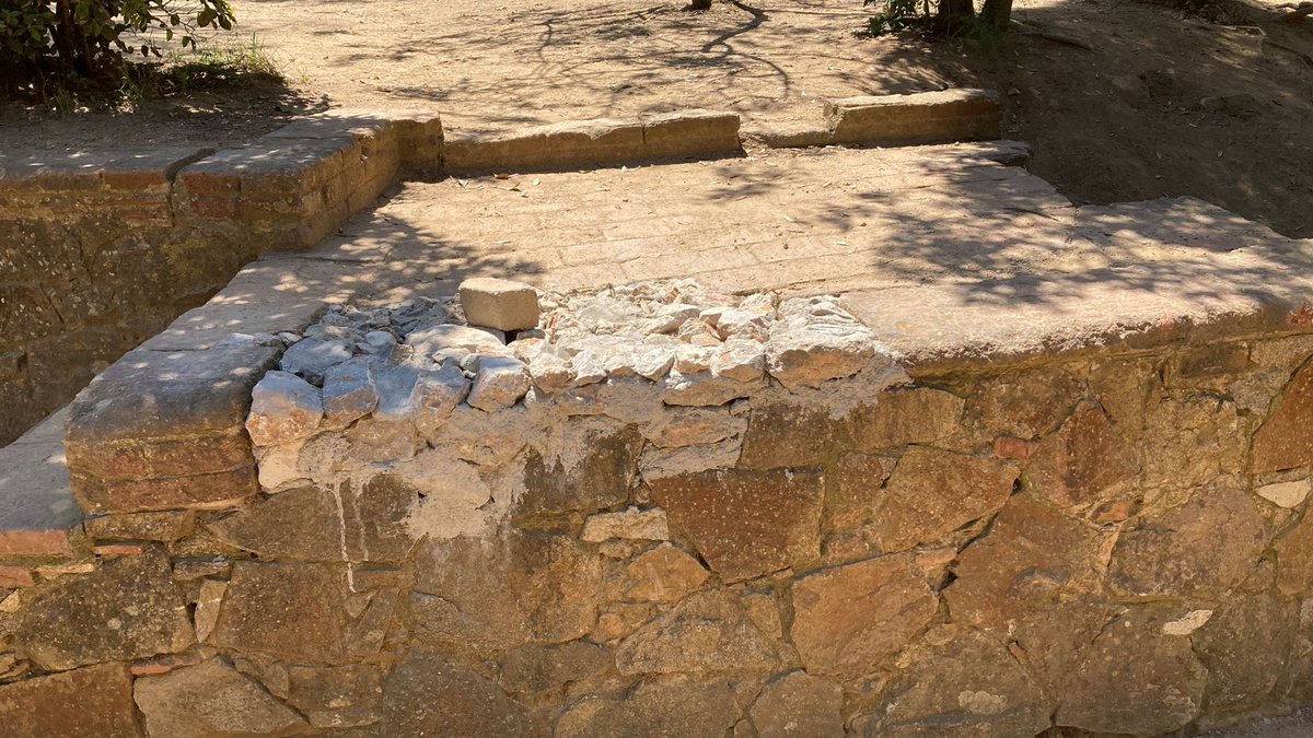 ParcOreneta's tweet photo. Així @bcn_ajuntament restaura el patrimoni del Parc de l'Oreneta
A l'estil Pepe Gotera i Otilio
#oletu
#salvemloreneta
#AjuntamentContraElVerd https://t.co/VCA0IEgG1m