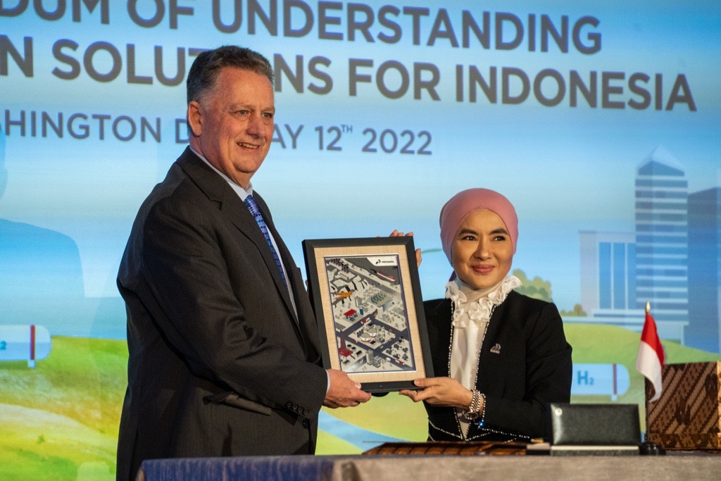 Chevron's tweet photo. We're excited to announce today a partnership with Indonesia’s @Pertamina to explore potential lower carbon business opportunities in Indonesia. Read more below: https://t.co/90EdkDiyzD https://t.co/3ddeu1Fg1D