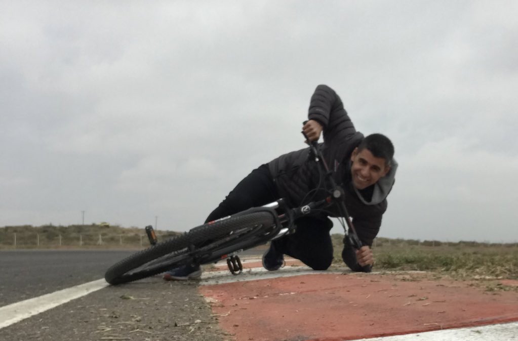 julianronaldo's tweet photo. Rodilla y codo al piso en Neuquén. #KneeGround 🏁 https://t.co/6QBiJAPs4H
