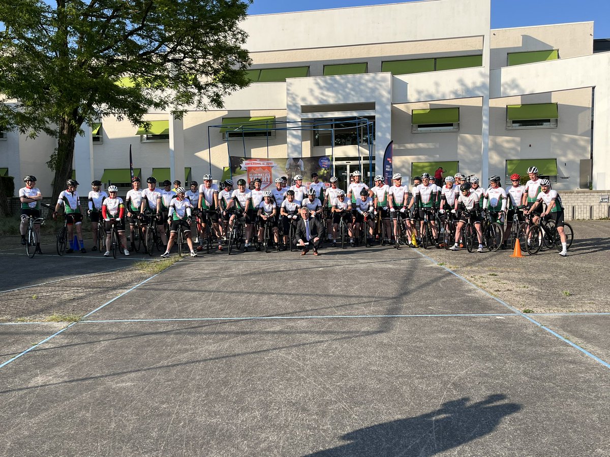 Nog 100 dagen! Vanavond was de kick-off voor de <a href="/LaVueltaHolanda/">La Vuelta Holanda</a>. De renners van <a href="/RTVTempo/">RTV Tempo</a> draaien warm voor augustus! #VAMOS #Soest Ook meefietsen? Check: soest.nl/lavuelta