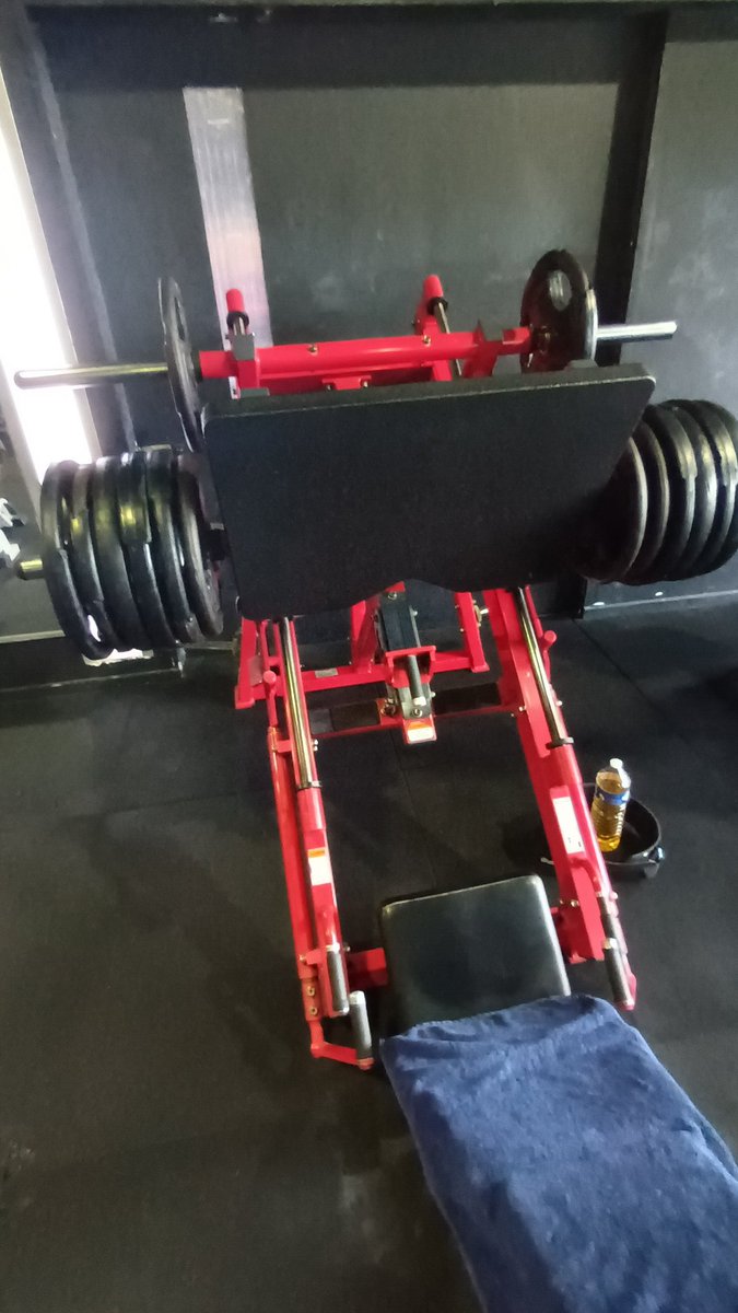 metaconflict's tweet photo. New PR at 333kg. #legday #Funday https://t.co/Jmxq4NfoUp