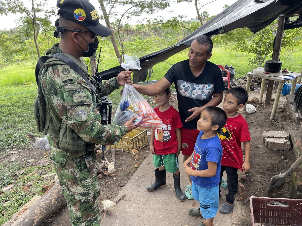 alejote26's tweet photo. De la mano de Dios y trabajando para la comunidad seguimos manteniendo la seguridad y bienestar de la población del departamento del meta 🙏🦾🦾🪖🪖🪖 https://t.co/Ga6s7Fztkh