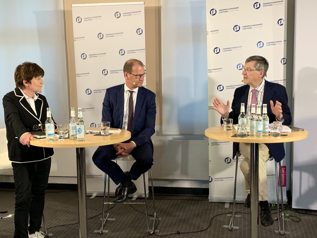 ralferbel's tweet photo. Volles Haus in Berlin-Mitte: Hochkarätige von ⁦@dastutmannicht⁩ moderierte Runde diskutiert #Energiewende in Zeiten des Krieges. Mit ⁦@KH_Paque⁩, Stefan Kapferer (CEO ⁦@50Hertzcom⁩), Dr Carsten Rolle ⁦@Der_BDI⁩ + Maximilian Reinhardt ⁦@FNFreiheit⁩. https://t.co/v6Up2Pt1bK