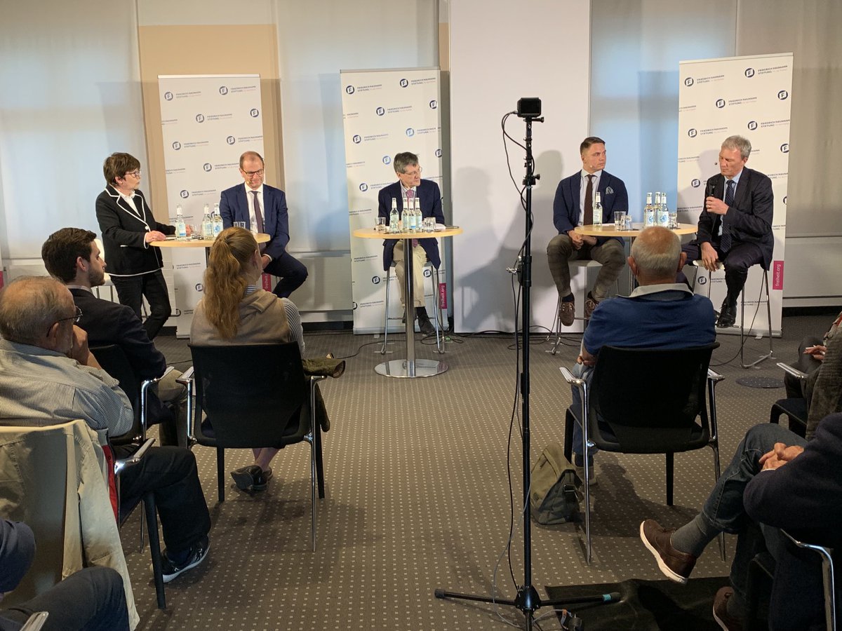 ralferbel's tweet photo. Volles Haus in Berlin-Mitte: Hochkarätige von ⁦@dastutmannicht⁩ moderierte Runde diskutiert #Energiewende in Zeiten des Krieges. Mit ⁦@KH_Paque⁩, Stefan Kapferer (CEO ⁦@50Hertzcom⁩), Dr Carsten Rolle ⁦@Der_BDI⁩ + Maximilian Reinhardt ⁦@FNFreiheit⁩. https://t.co/v6Up2Pt1bK