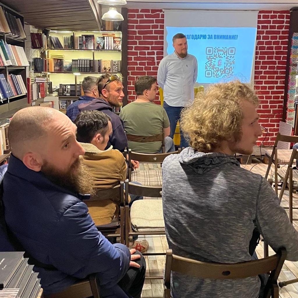 NESHKOVSER's tweet photo. Отлично провёл время в центре консервативной мысли, книжном магазине "Листва" @chernaya100book 
Тема - психологическая самооборона. Призываю качать внутреннего критика и никому не верить. В первую о��ередь мне 😂
Замечательные ребята тут. И книги хорошие. https://t.co/a6GCBaC58R