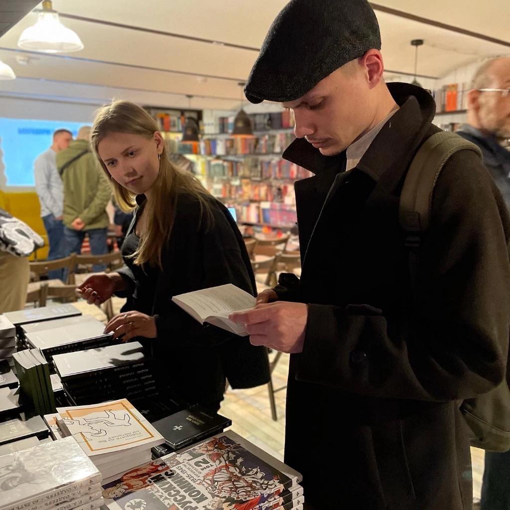 Отлично провёл время в центре консервативной мысли, книжном магазине "Листва" <a href="/chernaya100book/">Издательство «Чёрная Сотня»</a> 
Тема - психологическая самооборона. Призываю качать внутреннего критика и никому не верить. В первую очередь мне 😂
Замечательные ребята тут. И книги хорошие.