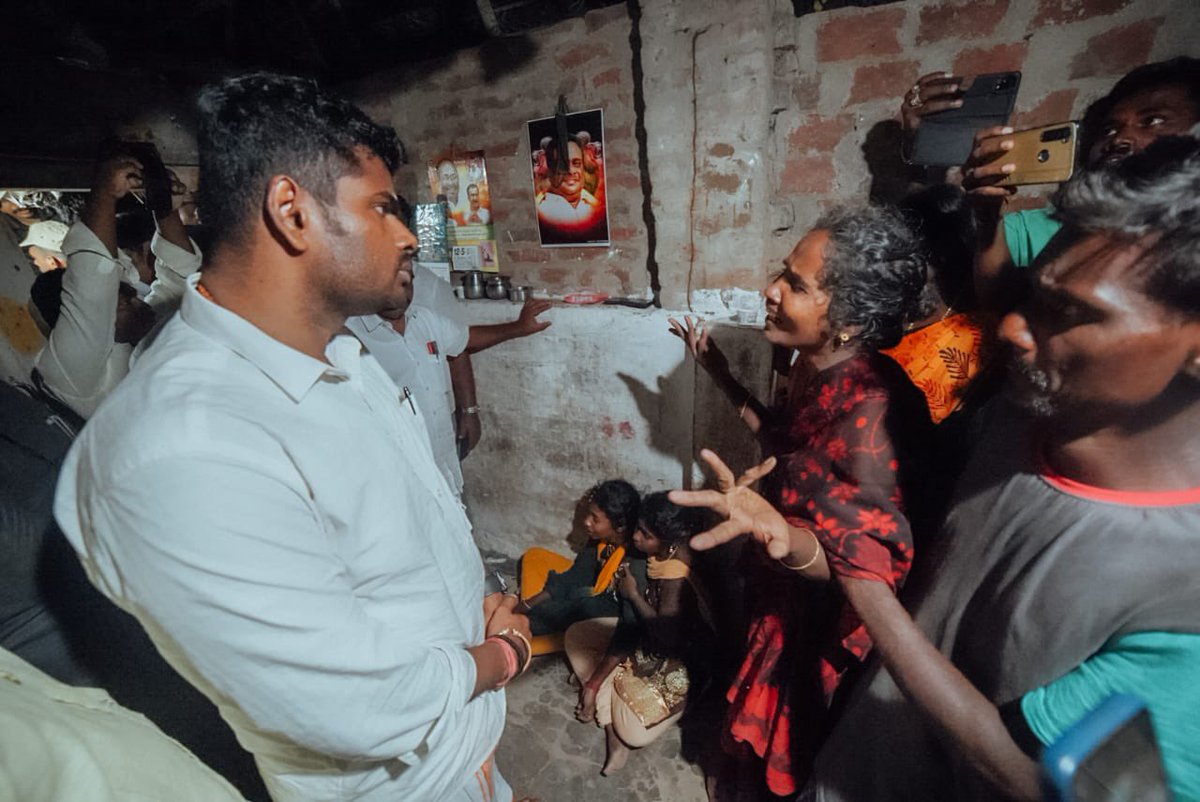 annamalai_k's tweet photo. Visited the family of Manikandan to pay our condolences. Heart broken to see his family shattered.
This is exactly the kind of family that our Hon PM Shri @narendramodi avl wants to help & make them prosper
@BJP4TamilNadu will stand by the family in their hour of sorrow! https://t.co/QxWqq0APxR