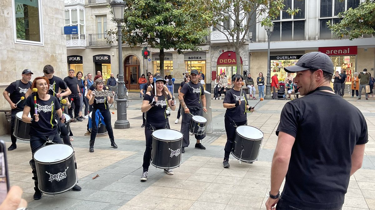 borjarodrigz's tweet photo. 🥁🪘 Batucada organizada por #ASAFIMA para celebrar el día mundial de la Fibromialgia y el síndrome de fatiga crónica. Gran trabajo de la asociación y @sefifac para visibilizar esta enfermedad y mejorar la calidad de vida de quienes la padecen. https://t.co/mhdyVJZqaR