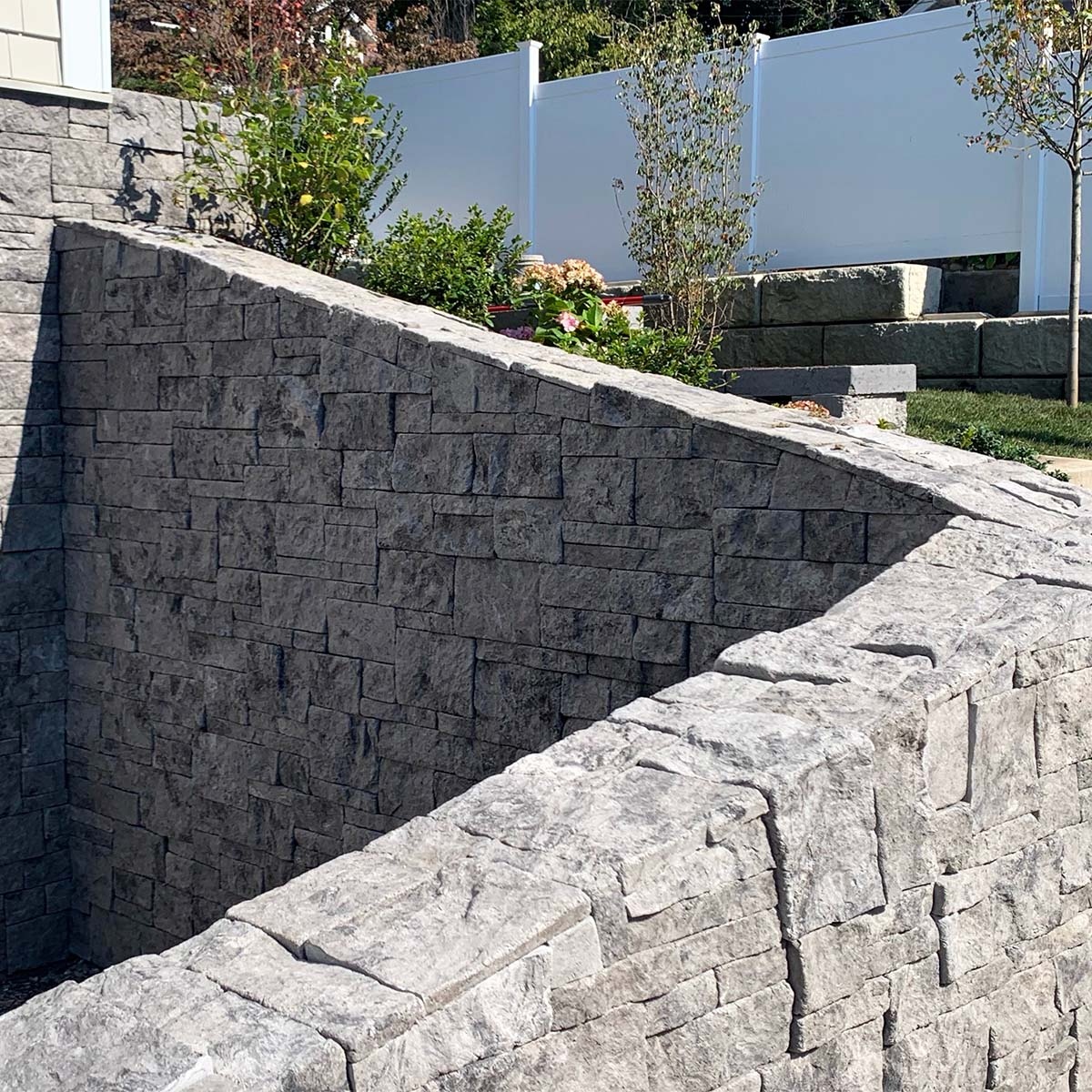 This entryway and retaining wall look amazing with Evolve Stone! Find out how you can get this product today by going to our website: bit.ly/37srg6z #EvolveStone #StoneVeneer #Entryway

Style: Georgetown Run
Color: Phantom Shadow