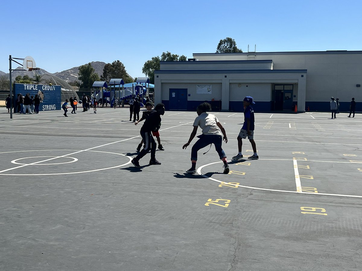 TripleCrownEl's tweet photo. When teachers need a recess break too! #workhardpayhard #BeEpicColts @ValVerdeUSD @mrs_seagrave https://t.co/gsQjl4nDEg