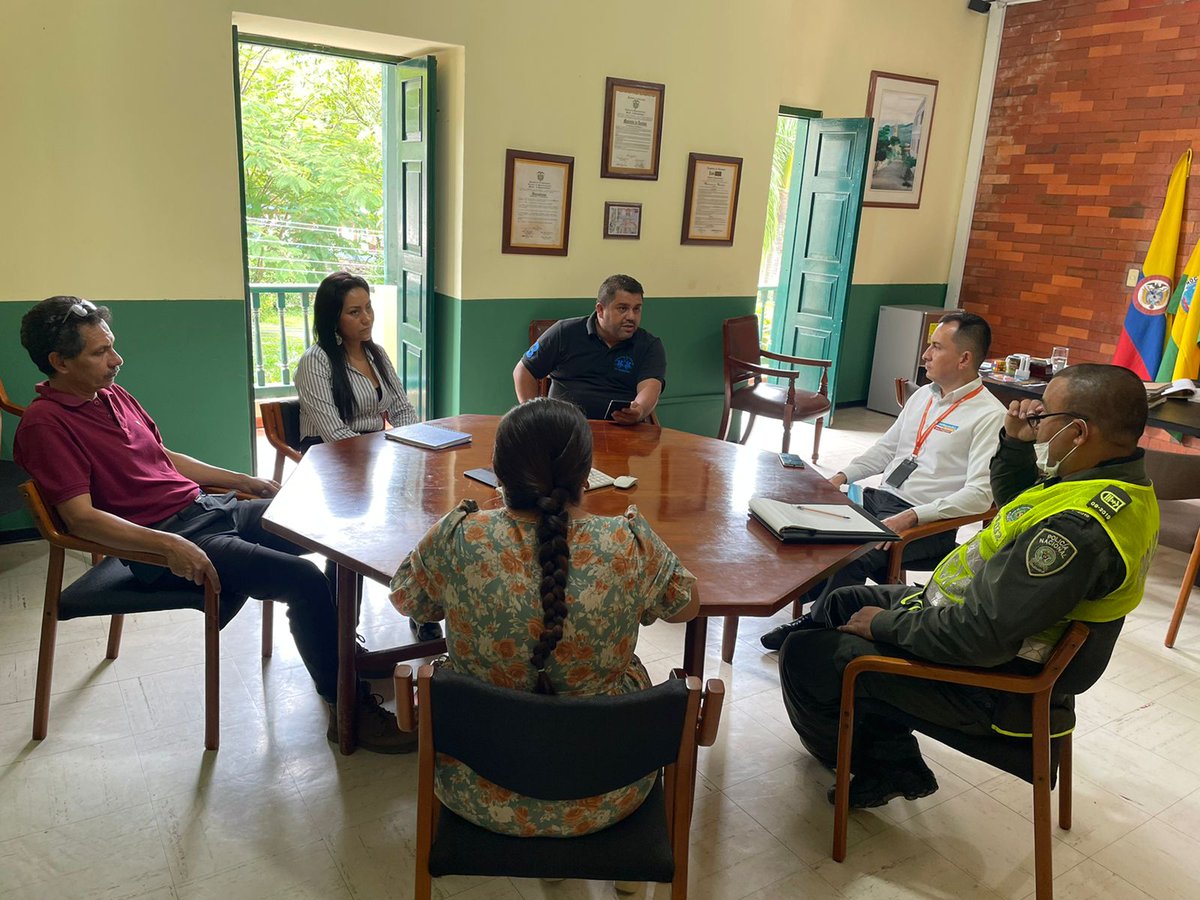 SecGobCundi's tweet photo. A esta hora se desarrolla Consejo Extraordinario de Seguridad, desde el Municipio de #Nocaima. Con el acompañamiento del Grupo EIRA de la Dirección de Seguridad y Orden Público del Departamento.#Cundinamarca #RegiónQueProgresa https://t.co/UDx0jdhxkr