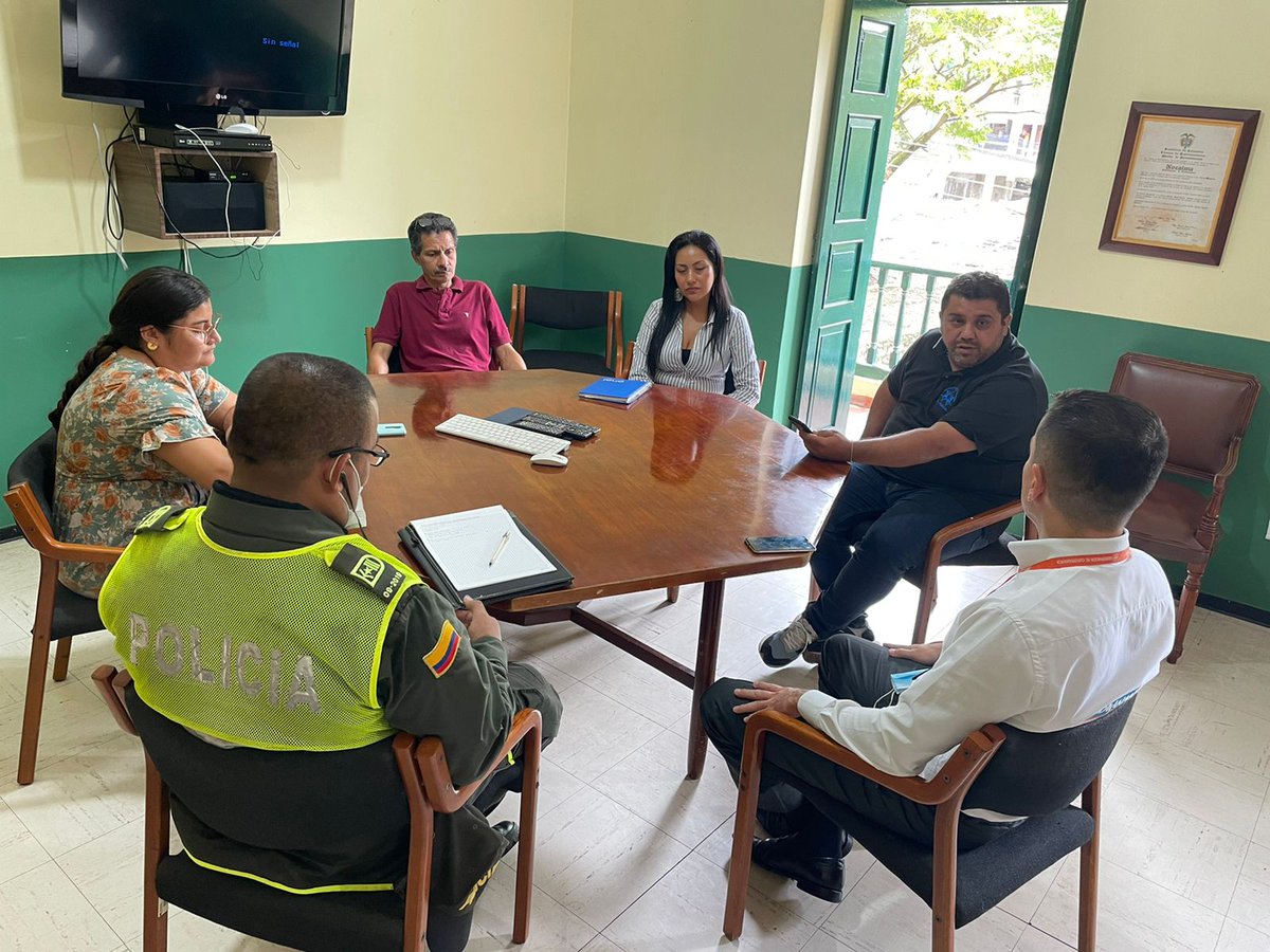 SecGobCundi's tweet photo. A esta hora se desarrolla Consejo Extraordinario de Seguridad, desde el Municipio de #Nocaima. Con el acompañamiento del Grupo EIRA de la Dirección de Seguridad y Orden Público del Departamento.#Cundinamarca #RegiónQueProgresa https://t.co/UDx0jdhxkr